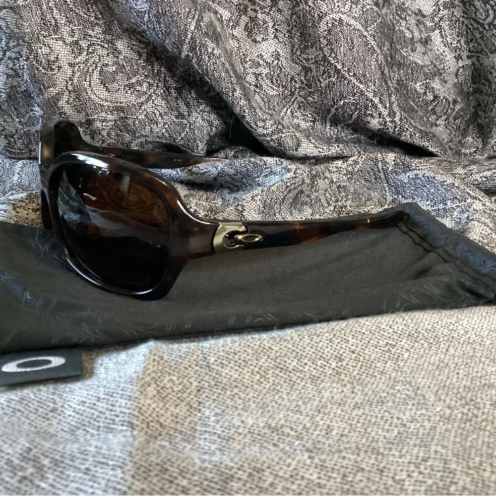 Oakley Sunglasses with tortoise shell frames and polarized lenses and soft case - Picture 2 of 11